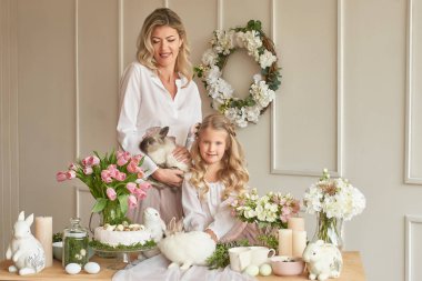 Anne ve kızı ile Paskalya masada tavşan