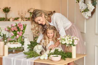 Anne ve kızı ile Paskalya masada tavşan