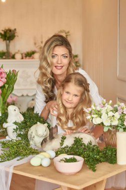 Anne ve kızı ile Paskalya masada tavşan
