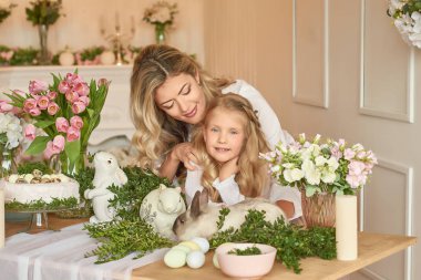 Anne ve kızı ile Paskalya masada tavşan