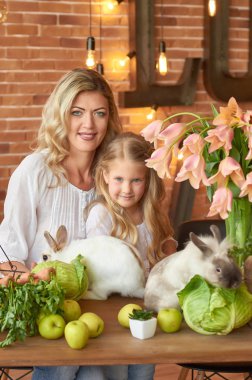 Anne ve kızı ile Paskalya masada tavşan