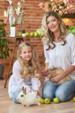 Anne ve kızı ile Paskalya masada tavşan