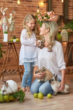 Anne ve kızı ile Paskalya masada tavşan