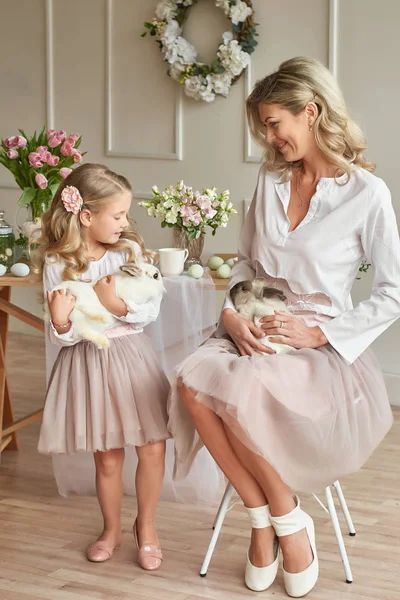 Anne ve kızı ile Paskalya masada tavşan