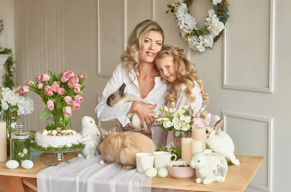 Mãe Filha Com Coelhos Mesa Páscoa — Fotografia de Stock