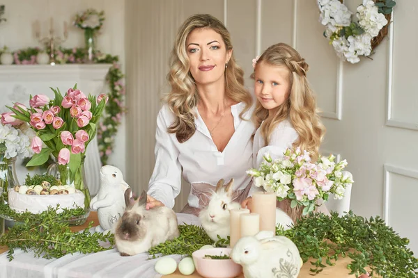 Mãe Filha Com Coelhos Mesa Páscoa — Fotografia de Stock