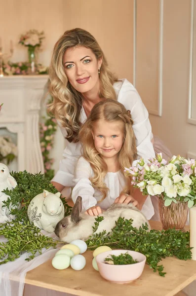 Mãe Filha Com Coelhos Mesa Páscoa — Fotografia de Stock