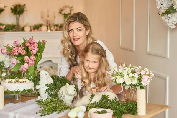 Maman Fille Avec Des Lapins Table Pâques — Photo