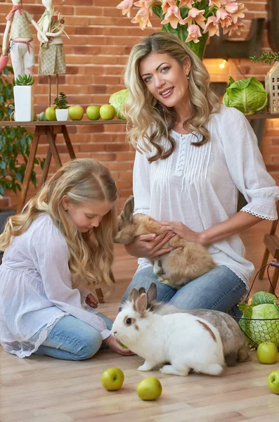 Anne ve kızı ile Paskalya masada tavşan