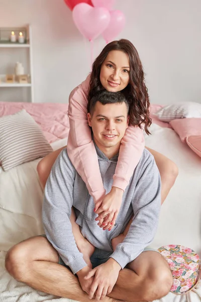 Pareja Joven Enamorada Casa Celebra Día San Valentín Febrero Ramo — Foto de Stock