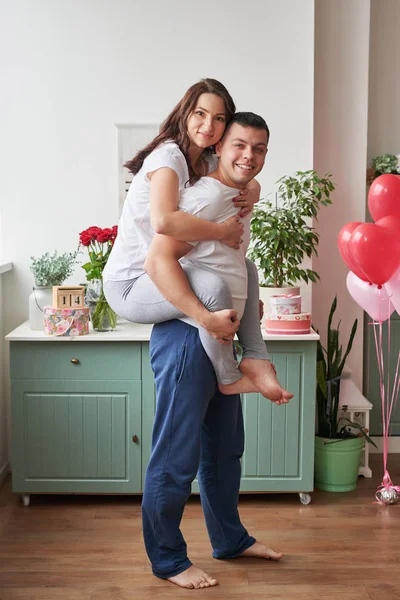 Pareja Joven Enamorada Casa Celebra Día San Valentín Febrero Ramo — Foto de Stock