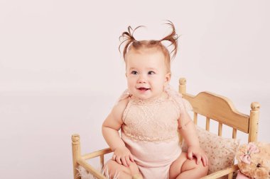 hafif bir arka plan üzerinde çiçekli şirin bebek