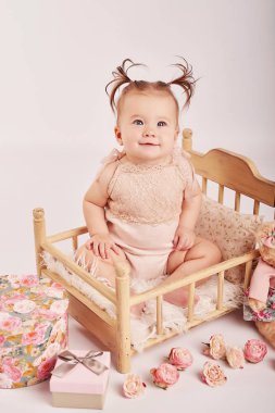 hafif bir arka plan üzerinde çiçekli şirin bebek