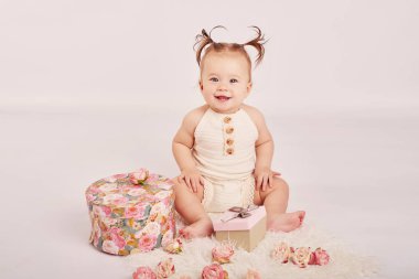 hafif bir arka plan üzerinde çiçekli şirin bebek