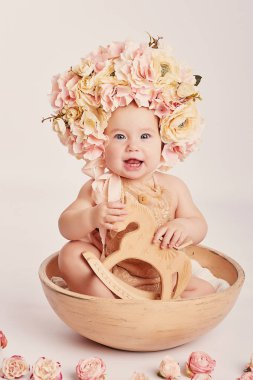 hafif bir arka plan üzerinde çiçekli şirin bebek