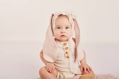 hafif bir arka plan üzerinde çiçekli şirin bebek