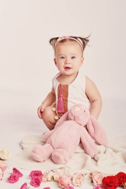 hafif bir arka plan üzerinde çiçekli şirin bebek