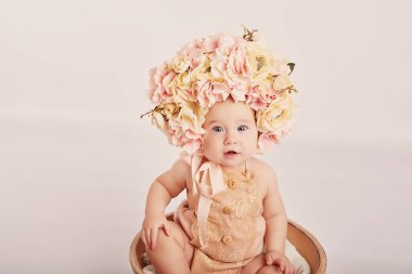 hafif bir arka plan üzerinde çiçekli şirin bebek