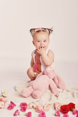 hafif bir arka plan üzerinde çiçekli şirin bebek