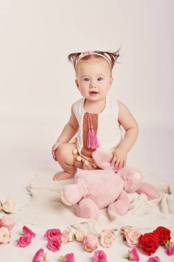 hafif bir arka plan üzerinde çiçekli şirin bebek