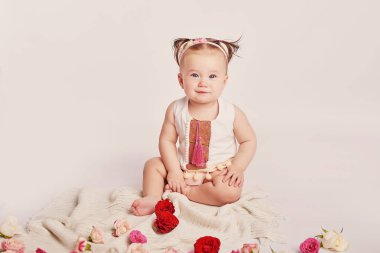 hafif bir arka plan üzerinde çiçekli şirin bebek