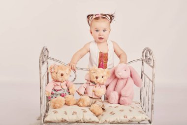 hafif bir arka plan üzerinde çiçekli şirin bebek