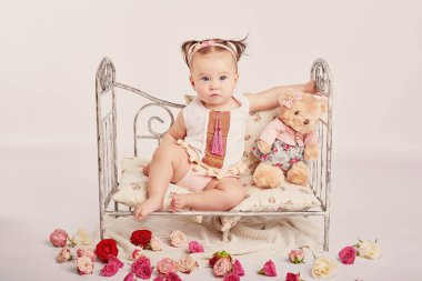 hafif bir arka plan üzerinde çiçekli şirin bebek