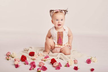 hafif bir arka plan üzerinde çiçekli şirin bebek