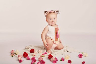 hafif bir arka plan üzerinde çiçekli şirin bebek