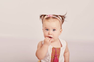 hafif bir arka plan üzerinde çiçekli şirin bebek