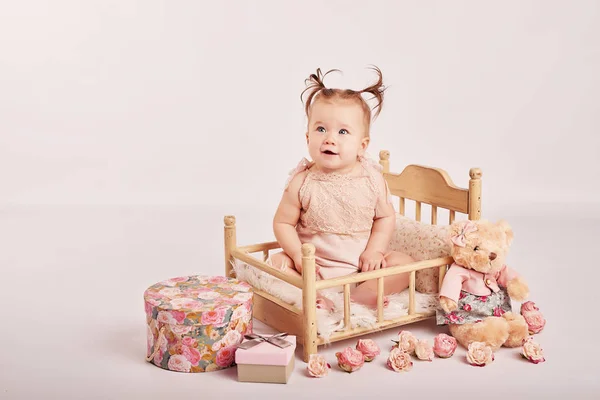 Bebê Bonito Com Flores Fundo Leve — Fotografia de Stock