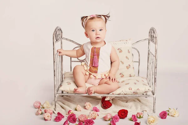 Hafif Bir Arka Plan Üzerinde Çiçekli Şirin Bebek — Stok fotoğraf