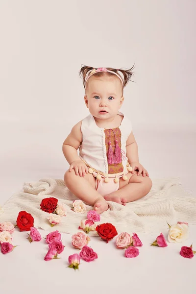 Bebê Bonito Com Flores Fundo Leve — Fotografia de Stock