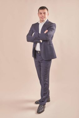 Takım elbiseli genç erkek işadamı