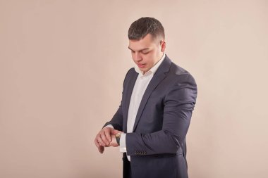 Takım elbiseli genç erkek işadamı