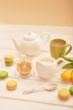 Nane ve limon ile macaroons ve sarı laleler tabloda çay