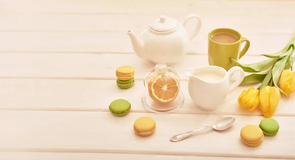 桌上有薄荷和柠檬茶 有马卡龙和黄色郁金香 — 图库照片
