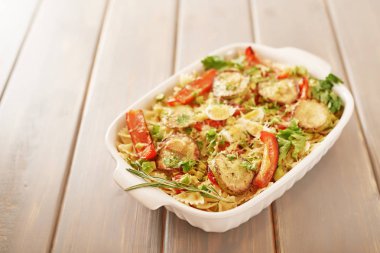 Makarna ok ve fırında pişmiş sebze, makarna. Avokado, tatlı biber, domates ve parmesan peyniri tabak içinde.