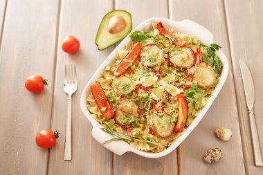 Makarna ok ve fırında pişmiş sebze, makarna. Avokado, tatlı biber, domates ve parmesan peyniri tabak içinde.