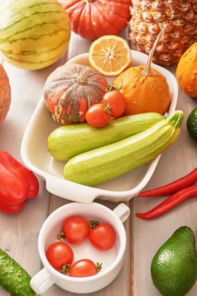 Grönsaker Och Frukt Bordet Ananas Avokado Paprika Chili Gurka Körsbärstomater — Stockfoto