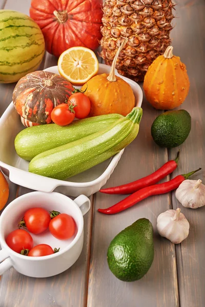 Grönsaker Och Frukt Bordet Ananas Avokado Paprika Chili Gurka Körsbärstomater — Stockfoto