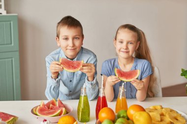 Paskalya günü, çocuk ve Paskalya gingerbread ve yumurta ile kız mutfakta çocuklar