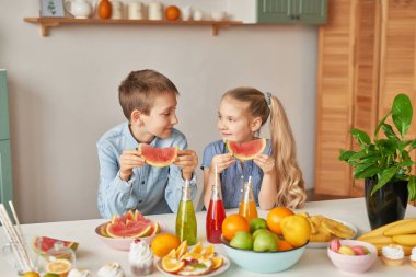 Paskalya günü, çocuk ve Paskalya gingerbread ve yumurta ile kız mutfakta çocuklar