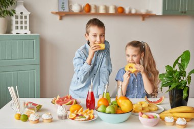 Paskalya günü, çocuk ve Paskalya gingerbread ve yumurta ile kız mutfakta çocuklar