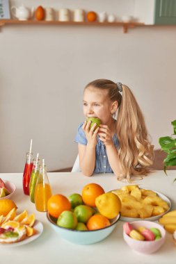 elma, arka plan, muz, güzel, Kahvaltı, parlak, chia, çocuk, renk, çağdaş, dekor, tasarım, tatlı, diyet, yemek, gıda, taze, tazelik, meyve, meyve, eğlenceli, kız, gurme, yeşil, mutlu, sağlıklı, sağlıklı yemek yeme, izole, çocuk, çocuklar, Mutfak, limon, yaşam tarzı, maca