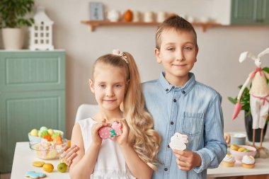 Paskalya günü, çocuk ve Paskalya gingerbread ve yumurta ile kız mutfakta çocuklar