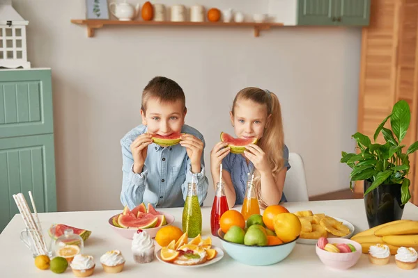 Paskalya günü, çocuk ve Paskalya gingerbread ve yumurta ile kız mutfakta çocuklar