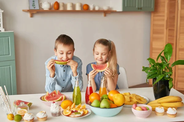 Niños Cocina Día Pascua Niño Niña Con Pan Jengibre Huevos —  Fotos de Stock