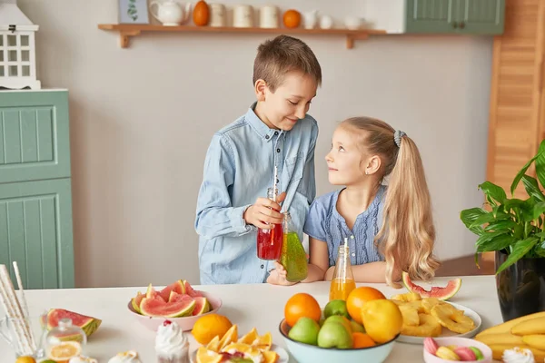 Niños Cocina Día Pascua Niño Niña Con Pan Jengibre Huevos —  Fotos de Stock