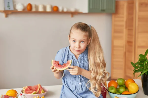 Niña Come Piña Frutas Sandía Manzanas Bebidas Chía Comida Saludable —  Fotos de Stock